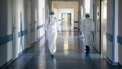 Врачи идут по больничному коридору